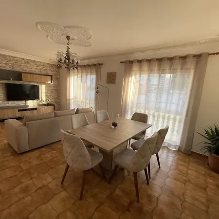 Casa Familiar - Espaçosa, Confortável E Sossegada